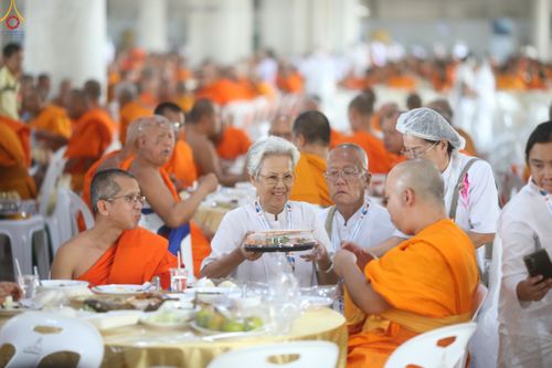 ภาพ No.325873:วันที่ 22 เมษายน พ.ศ.2569(วันคุ้มครองโลก) งานถวายมหาสังฆทาน 40,000 กว่าวัดทั่วประเทศ เจ้าหน้าที่ สาธุชน ร่วมใจจัดเตรียมภัตตาหารเพล (ชุด 2)