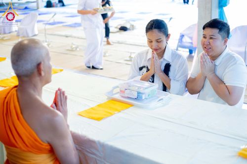 ภาพ No.288924:วันที่ 6 มกราคม พ.ศ. 2569 พิธีถวายภัตตาหารเป็นสังฆทาน แด่พระธรรมยาตรา ในโครงการธรรมยาตรา กตัญญูบูชา มหาปูชนียาจารย์ พระมงคลเทพมุนี(สด จนฺทสโร) พระผู้ปราบมาร อนุสรณ์สถาน 7 แห่ง ปีที่ 14 ณ อนุสรณ์สถานมหาวิหารพระมงคลเทพมุนี (โลตัสแลนด์) อ.สองพี่น้อง จ.สุพรร