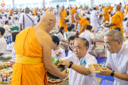 ภาพ No.311458:วันอาทิตย์ต้นเดือนที่ 1 มีนาคม พ.ศ.2569 พิธีตักบาตร และ พิธีบูชาข้าวพระ ณ สภาธรรมกายสากล วัดพระธรรมกาย