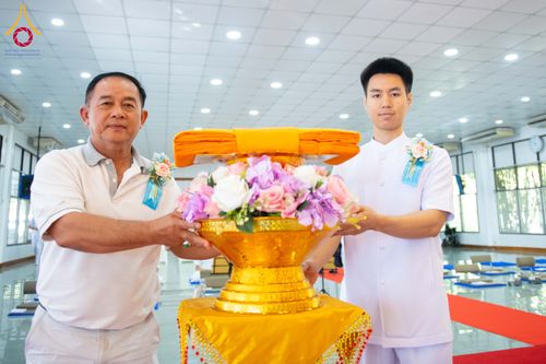 ภาพ No.278411:วันพุธที่ 10 ธันวาคม พ.ศ.2568  พิธีทอดผ้าป่าเพื่อสนับสนุนโครงการตักบาตรพระ 10,000 รูป เมืองกาญจนบุรี ณ อาคารปลูกศรัทธา วัดพระธรรมกาย