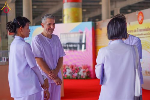 ภาพ No.340395:วันที่  12 - 22 กรกฎาคม พ.ศ.2569 ชาวต่างชาติจากประเทศกัวเตมาลา รัสเซีย เซอร์เบีย เยอรมัน อเมริกา สเปน สิงคโปร์ และศรีลังกา  เยี่ยมชมวัด เรียนรู้วิธีการนั่งสมาธิ และกราบสักการะพระมหาธรรมกายเจดีย์ ณ วัดพระธรรมกาย