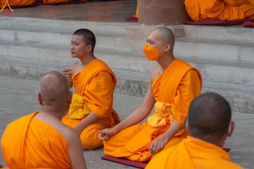 ภาพ No.80015:สามเณรฟังธรรม ปฎิบัติธรรม ในโครงการบรรพชาสามเณรหมู่ ประเทศเนปาล วันที่ 20 มีนาคม พ.ศ.2566