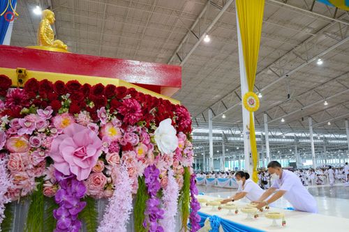 ภาพ No.79005:พิธีวางแผ่นจารึกชื่อ และพิธีวางพวงมาลัยสักการะพระบรมพุทธเจ้า ณ สภาธรรมกายสากล วัดพระธรรมกาย วันที่ 2 เมษายน พ.ศ. 2566