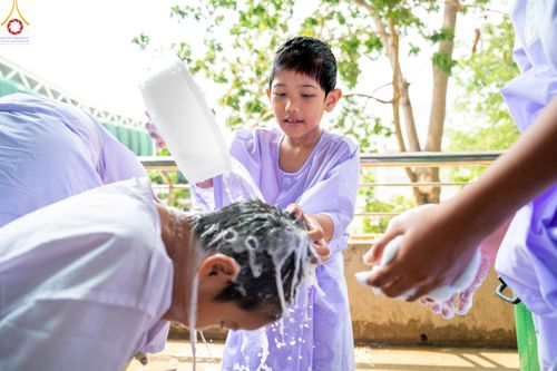 ภาพ No.78740:พิธีปลงผมนาคธรรมทายาท โครงการอบรมยุวธรรมทายาท มัชฌิมธรรมทายาท และธรรมทายาทรุ่นอุดมศึกษา ณ สภาธรรมกายสากล วัดพระธรรมกาย วันเสาร์ที่ 1 เมษายน พ.ศ. 2566