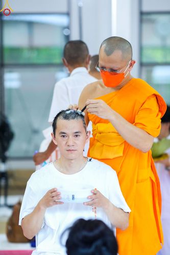 ภาพ No.83252:พิธีตัดปอยผมและปลงผม ในโครงการบรรพชาอุปสมบทหมู่ ธรรมทายาทนานาชาติ (ภาคภาษาจีน) รุ่นที่ 18 ณ วัดพระธรรมกาย วันเสาร์ที่ 8 กรกฎาคม พ.ศ.2566