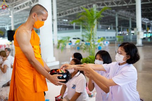 ภาพ No.80310:พิธีตักบาตรฉลองพระใหม่ ในโครงการบรรพชาอุปสมบทหมู่วันคุ้มครองโลก ณ สภาธรรมกายสากล วัดพระธรรมกาย วันอาทิตย์ที่ 16 เมษายน พ.ศ.2566