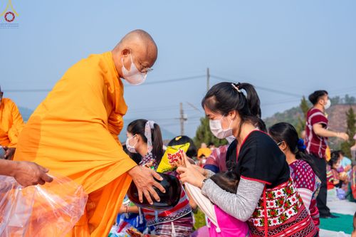 ภาพ No.77438:พิธีตักบาตรเนื่องในวันมาฆบูชา ประจำปี ๒๕๖๖  วันจันทร์ที่ ๖ มีนาคม พ.ศ.๒๕๖๖  ณ สนามโรงเรียนบ้านนาเกียน อำเภออมก่อย จังหวัดเชียงใหม่