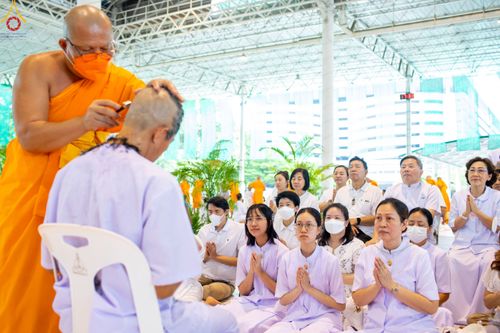 ภาพ No.83580:พิธีตัดปอยผมและปลงผม ในโครงการบรรพชาอุปสมบทหมู่ ธรรมทายาทรุ่นเข้าพรรษา ณ วัดพระธรรมกาย วันอาทิตย์ที่ 16 กรกฎาคม พ.ศ.2566