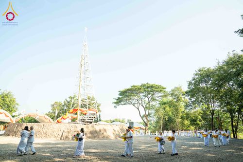 ภาพ No.285722:วันพุธที่ 10 ธันวาคม พ.ศ.2568  พิธีตอกเสาเข็มมงคลต้นสุดท้าย รองรับองค์พระเจดีย์เพื่อสร้างสันติภาพโลก ณ ศูนย์ปฏิบัติธรรมและศูนย์อบรมเยาวชน ชัยนาท