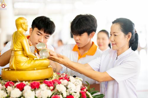 ภาพ No.318255:วันอาทิตย์ต้นเดือนที่ 5 เมษายน พ.ศ.2569 พิธีตักบาตร ณ บ้านแก้วเรือนทองคุณยายอาจารย์ฯ วัดพระธรรมกาย