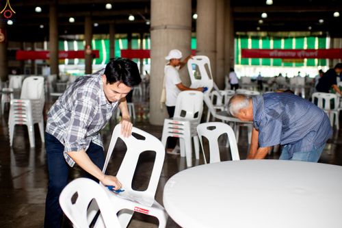 ภาพ No.322297:วันที่ 15 เมษายน พ.ศ.2569 การเตรียมงาน เช็ดโต๊ะ เก้าอี้ ปูผ้าโต๊ะฉัน เพื่องานถวายมหาสังฆทาน 40,000 กว่าวัดทั่วประเทศ วันคุ้มครองโลก 22 เมษายน พ.ศ.2569 วัดพระธรรมกาย