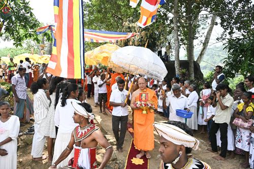 ภาพ No.278812:วันที่ 1 พฤศจิกายน  2568  กฐินสมทบวัดต่างประเทศ โดยคณะศิษยานุศิษย์ บูชาธรรม 81 ปี หลวงพ่อธัมมชโย ณ วัดธรรมรักษิตาราม ประเทศศรีลังกา