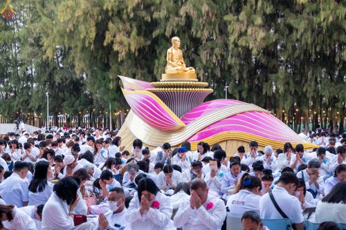 ภาพ No.289235:วันที่ 7 มกราคม พ.ศ. 2569 พิธีตักบาตรพระธรรมยาตรา ณ อนุสรณ์สถานลำดับที่ 1 สถานที่เกิดด้วยรูปกายเนื้อ อนุสรณ์สถานมหาวิหารพระมงคลเทพมุนี (โลตัสแลนด์) อ.สองพี่น้อง จ.สุพรรณบุรี ในโครงการธรรมยาตรา กตัญญูบูชา มหาปูชนียาจารย์ พระมงคลเทพมุนี(สด จนฺทสโร) พระผู้ป