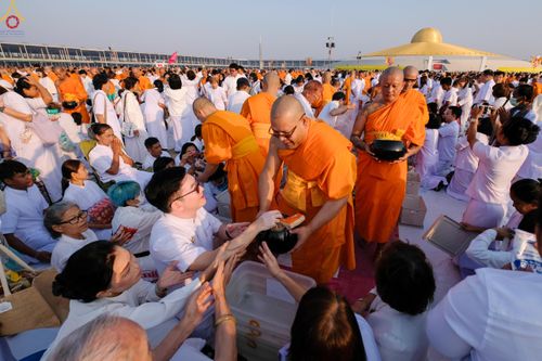 ภาพ No.279918:วันที่ 1 มกราคม พ.ศ.2569 พิธีตักบาตรในวันขึ้นปีใหม่ ณ ลานธรรม วัดพระธรรมกาย