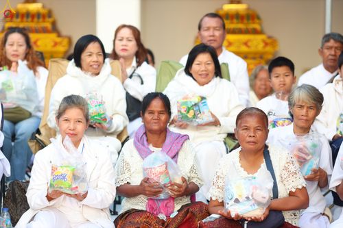 ภาพ No.294348:วันที่ 14 มกราคม พ.ศ. 2569 พิธีตักบาตรพระธรรมยาตรา ณ วัดสองพี่น้อง ต.ต้นตาล อ.สองพี่น้อง จ.สุพรรณบุรี ในโครงการธรรมยาตรา กตัญญูบูชา มหาปูชนียาจารย์ พระมงคลเทพมุนี(สด จนฺทสโร) พระผู้ปราบมาร อนุสรณ์สถาน 7 แห่ง ปีที่ 14