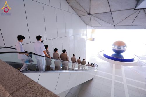 ภาพ No.311505:วันจันทร์ที่ 23 กุมภาพันธ์ พ.ศ. 2569 เปิดโลกทัศน์ผู้บริหารสถานศึกษายุคใหม่ เรียนรู้ต้นแบบการพัฒนาคนผ่านพลัง “บวร–V-Star” ผู้เข้ารับการพัฒนาตามโครงการ สพฐ. ศึกษาดูงานวัดพระธรรมกาย เสริมภาวะผู้นำคุณธรรมสู่การบริหารโรงเรียนอย่างยั่งยืน ณ อาคาร 100 ปี คุณยาย