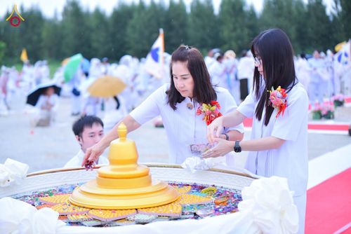 ภาพ No.346656:วันอาทิตย์ที่ 30 สิงหาคม พ.ศ.2569 พิธีทอดผ้าป่า สวดธรรมจักรกัปปวัตนสูตรกลั่นแผ่นดินโปรยรัตนชาติ  สถาปนาองค์พระเจดีย์เพื่อสร้างสันติภาพโลก  ณ ศูนย์ปฏิบัติธรรมพนมสารคาม (เพชรตะวัน) จังหวัดฉะเชิงเทรา