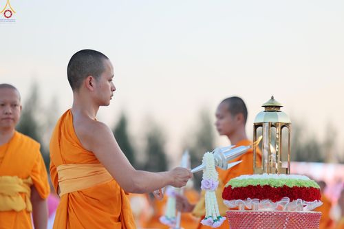 ภาพ No.302137:วันที่ 23 มกราคม พ.ศ. 2569 พิธีจุดประทีปธรรมถวายเป็นพุทธบูชา (ภาพชุดที่ 2) และบูชาธรรมมหาปูชนียาจารย์  ณ อนุสรณ์สถานลำดับที่ 5 สถานที่เผยแผ่วิชชาธรรมกายครั้งแรก อนุสรณ์สถานบางปลา วัดบางปลา อำเภอบางเลน จังหวัดนครปฐม ในโครงการธรรมยาตรา กตัญญูบูชา มหาปูชนีย