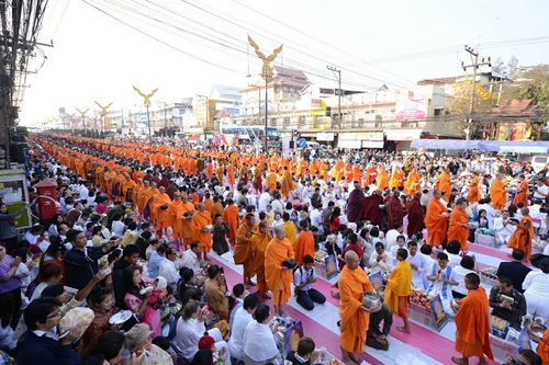 ภาพ No.15827:ประมวลภาพตักบาตรพระ 3 แผ่นดิน พระ 10,000 รูป ปีที่ 2 จ.เชียงราย