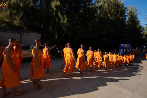 ภาพ No.290001:วันที่ 6 มกราคม พ.ศ. 2569 พิธีจุดประทีปถวายเป็นพุทธบูชา และบูชาธรรมมหาปูชนียาจารย์ (ภาพชุดที่ 2) ณ อนุสรณ์สถานมหาวิหารพระมงคลเทพมุนี (โลตัสแลนด์) อ.สองพี่น้อง จ.สุพรรณบุรี ในโครงการธรรมยาตรา กตัญญูบูชา มหาปูชนียาจารย์ พระมงคลเทพมุนี(สด จนฺทสโร) พระผู้ปรา