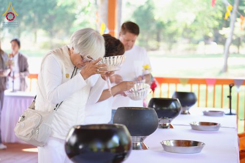 ภาพ No.321605:วันอาทิตย์ที่ 12 เมษายน พ.ศ.2569 กิจกรรมงานบุญวันสงกรานต์ (ตักบาตร ขอขมาพ่อแม่ สรงน้ำพระ รดน้ำขอพร) ณ วัดพระธรรมกายจอร์เจีย ประเทศสหรัฐอเมริกา