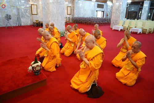 ภาพ No.286266:วันที่ 12 กรกฎาคม พศ.2568 (แรม 2 ค่ำ เดือน 8) พระภิกษุวัดพระธรรมกาย ทำวัตรพระผู้ใหญ่ เนื่องในวันเข้าพรรษา