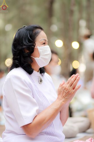 ภาพ No.69330:พิธีจุดประทีปถวายเป็นพุทธบูชา และบูชาธรรมมหาปูชนียาจารย์ ในโครงการธรรมยาตรากตัญญูบูชา มหาปูชนียาจารย์ พระมงคลเทพมุนี(สด จนฺทสโร) พระผู้ปราบมาร ปีที่ 11 ณ อนุสรณ์สถานมหาวิหารพระมงคลเทพมุนี อ.สองพี่น้อง จ.สุพรรณบุรี