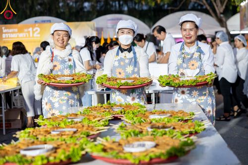 ภาพ No.106312:พิธีถวายภัตตาหารเป็นสังฆทาน แด่คณะพระธรรมยาตราฯ ในโครงการธรรมยาตรากตัญญูบูชา มหาปูชนียาจารย์ พระมงคลเทพมุนี(สด จนฺทสโร) พระผู้ปราบมาร อนุสรณ์สถาน 7 แห่ง ปีที่ 12 วันที่ 5 มกราคม พ.ศ. 2567 ณ อนุสรณ์สถานโลตัสแลนด์ จ.สุพรรณบุรี