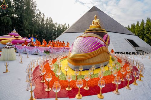 ภาพ No.69446:พิธีจุดประทีปถวายเป็นพุทธบูชา และบูชาธรรมมหาปูชนียาจารย์ ในโครงการธรรมยาตรากตัญญูบูชา มหาปูชนียาจารย์ พระมงคลเทพมุนี(สด จนฺทสโร) พระผู้ปราบมาร ปีที่ 11 ณ อนุสรณ์สถานมหาวิหารพระมงคลเทพมุนี อ.สองพี่น้อง จ.สุพรรณบุรี