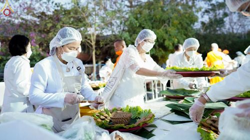 ภาพ No.72147:พิธีถวายภัตตาหารเป็นสังฆทาน แด่คณะพระธรรมยาตราฯ ในโครงการธรรมยาตรากตัญญูบูชา มหาปูชนียาจารย์ พระมงคลเทพมุนี(สด จนฺทสโร) พระผู้ปราบมาร อนุสรณ์สถาน 7 แห่ง ปีที่ 11 วันที่ 18 มกราคม พ.ศ. 2566