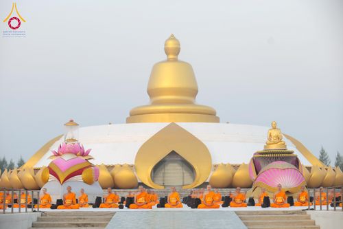 ภาพ No.299776:วันที่ 19 มกราคม พ.ศ.2569 พระธรรมยาตราปฏิบัติธรรมและถ่ายภาพหมู่ประวัติศาสตร์ ณ อนุสรณ์สถานลำดับที่ 5 สถานที่เผยแผ่วิชชาธรรมกายครั้งแรก  อนุสรณ์สถานบางปลาวัดบางปลา อ.บางเลน จ.นครปฐม ในโครงการธรรมยาตรา กตัญญูบูชา มหาปูชนียาจารย์ พระมงคลเทพมุนี(สด จนฺทสโร) 