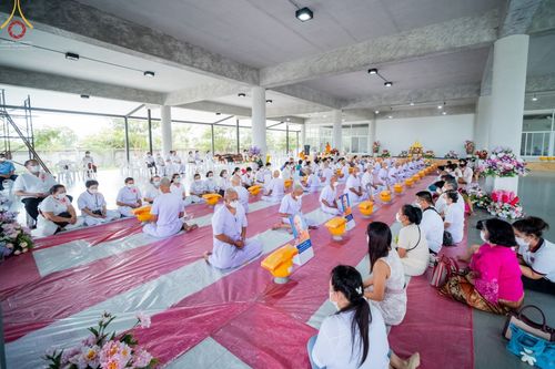 ภาพ No.65678:พิธีปลงผมและพิธีขอขมา มอบบาตรกับผ้าไตร ในโครงการอุปสมบทบูชาธรรม มหาปูชนียาจารย์ประจำปี 2565 ณ ศูนย์ปฎิบัติธรรมสมุทรปราการ(บางบ่อ)  วันอาทิตย์ที่ 20 พฤศจิกายน พ.ศ. 2565