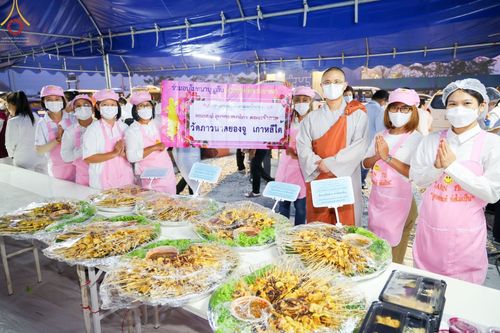 ภาพ No.74510:พิธีถวายภัตตาหารเป็นสังฆทาน แด่คณะพระธรรมยาตราฯ ในโครงการธรรมยาตรากตัญญูบูชา มหาปูชนียาจารย์ พระมงคลเทพมุนี(สด จนฺทสโร) พระผู้ปราบมาร อนุสรณ์สถาน 7 แห่ง ปีที่ 11 วันที่ 27 มกราคม พ.ศ. 2566