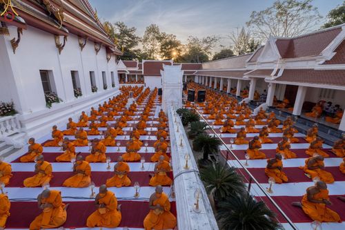 ภาพ No.73387:พิธีจุดประทีปถวายเป็นพุทธบูชา และบูชาธรรมมหาปูชนียาจารย์ ในโครงการธรรมยาตรากตัญญูบูชา มหาปูชนียาจารย์ พระมงคลเทพมุนี(สด จนฺทสโร) พระผู้ปราบมาร ปีที่ 11 ณ อนุสรณ์สถานลำดับที่ 4 สถานที่เกิดด้วยกายธรรม วัดโบสถ์ (บน) บางคูเวียง อ.บางกรวย จ.นนทบุรี วันที่ 21 