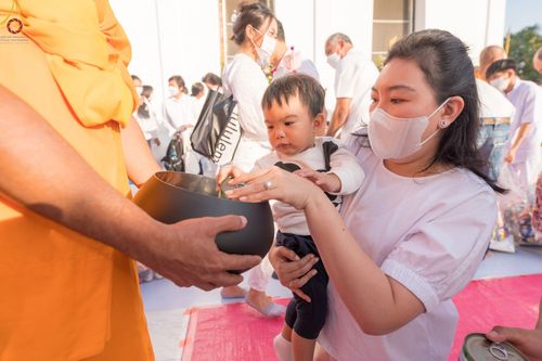 ภาพ No.73668:พิธีตักบาตรพระธรรมยาตราฯ ในโครงการธรรมยาตรากตัญญูบูชา มหาปูชนียาจารย์ พระมงคลเทพมุนี(สด จนฺทสโร) พระผู้ปราบมาร ปีที่ 11 ณ อนุสรณ์สถานลำดับที่ 4 สถานที่เกิดด้วยกายธรรม วัดโบสถ์ (บน) บางคูเวียง อ.บางกรวย จ.นนทบุรี วันที่ 22 มกราคม พ.ศ. 2566