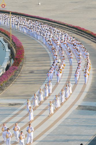 ภาพ No.330414:วันวิสาขบูชา อาทิตย์ที่ 31 พฤษภาคม พ.ศ.2569 พิธีเวียนประทักษิณ และพิธีวันทาเจดีย์ ณ พระมหาธรรมกายเจดีย์ วัดพระธรรมกาย จังหวัดปทุมธานี