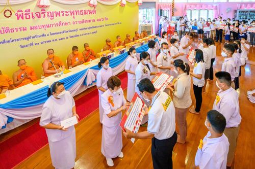 ภาพ No.73715:พิธีเจริญพระพุทธมนต์ ปฏิบัติธรรม มอบทุนการศึกษา ถวายสังฆทาน 106 วัด เพื่อถวายเป็นพุทธบูชา และขับเคลื่อนโครงการหมู่บ้านรักษาศีล 5  โดยคณะสงฆ์จังหวัดนนทบุรี คณะศิษยานุศิษย์วัดพระธรรมกาย โครงการธรรมยาตราฯ ปีที่ 11 ณ วัดตะเคียน อ.บางกรวย จ.นนทบุรี วันที่ 21 