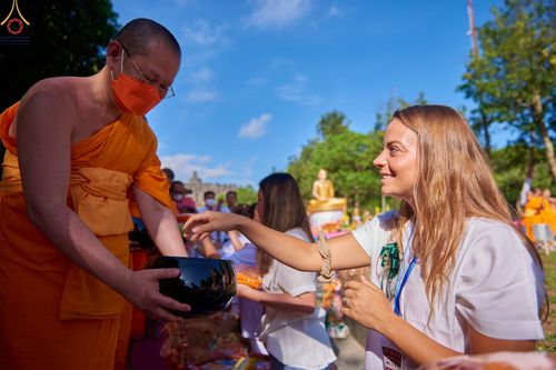 ภาพ No.68372:พิธีตักบาตร ณ พระมหาเจดีย์บรมพุทโธ ประเทศอินโดนีเซีย วันที่ 18 ธันวาคม พ.ศ. 2565