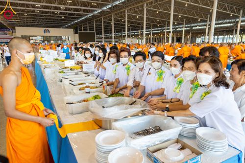 ภาพ No.105414:พิธีถวายภัตตาหารเป็นสังฆทาน แด่คณะพระธรรมยาตราฯ ในโครงการธรรมยาตรากตัญญูบูชา มหาปูชนียาจารย์ พระมงคลเทพมุนี(สด จนฺทสโร) พระผู้ปราบมาร อนุสรณ์สถาน 7 แห่ง ปีที่ 12 วันที่ 2 มกราคม พ.ศ. 2567 ณ สภาธรรมกายสากล วัดพระธรรมกาย