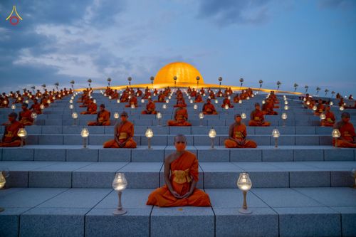 ภาพ No.81772:พิธีจุดวิสาขประทีปและเวียนประทักษิณ เนื่องในวันวิสาขบูชา วันเสาร์ที่ 3 มิถุนายน 2566 ณ ลานธรรมพระมหาธรรมกายเจดีย์ วัดพระธรรมกาย จ.ปทุมธานี