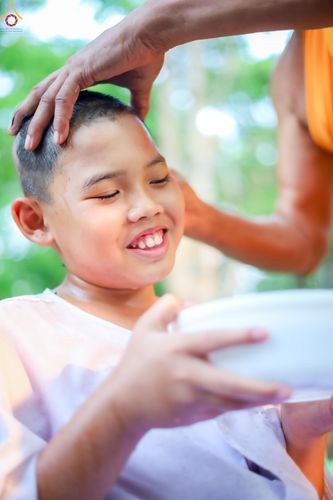 ภาพ No.317953:วันพฤหัสบดีที่ 2 เมษายน พ.ศ.2569 พิธีปลงผม , พิธีขอขมามอบบาตรและผ้าไตร , พิธีบรรพชาสามเณร จำนวน 28 รูป   ณ วัดโซกเป็ดอภิญญาโณ ต.เมืองเก่า อ.เมือง จ.สุโขทัย