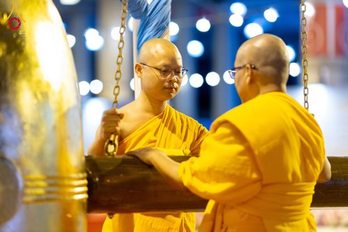 ภาพ No.286744:วันอาสาฬหบูชา วันพฤหัสบดีที่ 10 กรกฏาคม พ.ศ.2568  พิธีเวียนประทักษิณรอบพระมหาธรรมกายเจดีย์ , พิธีฉลองชัยสวดมนต์บทธัมมจักกัปปวัตตนสูตร ครบ 7,520,000,000 จบ ณ มหารัตนวิหารคด วัดพระธรรมกาย