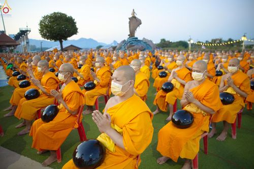 ภาพ No.284152:วันเสาร์ที่ 20 ธันวาคม พ.ศ.2568  พิธีตักบาตรพระ 10,000 รูป เนื่องในโอกาส 194 ปี จังหวัดกาญจนบุรี และอุทิศส่วนกุศลให้แด่บรรพชนทั้งหลาย บริเวณถนนสองแคว (Skywalk) เมืองกาญจนบุรี