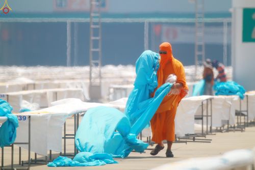 ภาพ No.321964:วันที่ 11-12 เมษายน พ.ศ.2569 การเตรียมงาน มัดถุงน้ำ , ผูกผ้าระบาย , เตรียมจุดฉันภัตตาหาร เพื่องานถวายมหาสังฆทาน 40,000 กว่าวัดทั่วประเทศ วันคุ้มครองโลก 22 เมษายน พ.ศ.2569 วัดพระธรรมกาย