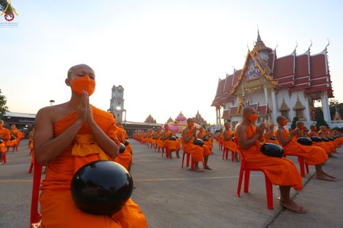 ภาพ No.73549:พิธีตักบาตรพระธรรมยาตราฯ ในโครงการธรรมยาตรากตัญญูบูชา มหาปูชนียาจารย์ พระมงคลเทพมุนี(สด จนฺทสโร) พระผู้ปราบมาร ปีที่ 11 ณ อนุสรณ์สถานลำดับที่ 4 สถานที่เกิดด้วยกายธรรม วัดโบสถ์ (บน) บางคูเวียง อ.บางกรวย จ.นนทบุรี วันที่ 22 มกราคม พ.ศ. 2566