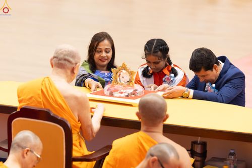 ภาพ No.311862:วันอังคารที่ 3 มีนาคม พ.ศ.2569 พิธีมอบโล่วัชรเกียรติยศ โครงการตอบปัญหาธรรมะทางก้าวหน้า ครั่งที่ 43, พิธีมอบโล่วัชรเกียรติยศ โครงการสอบตอบปัญหาศีลธรรม เพื่อสันติภาพโลก (World-Pec) ครั้งที่ 19 ณ สภาธรรมกายสากล วัดพระธรรมกาย