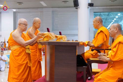 ภาพ No.337984:วันอาทิตย์ต้นเดือน 5 กรกฎาคม พ.ศ.2569 สัมมนาพิเศษ พิธีมอบพระของขวัญ ณ ห้องแก้วสารพัด1 วัดพระธรรมกาย