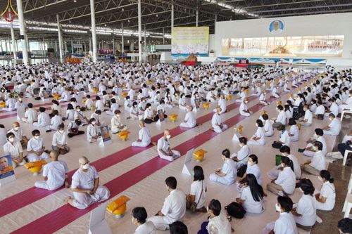 ภาพ No.63898:พิธีขอขมาและมอบผ้าไตรแด่นาคธรรมทายาท โครงการอุปสมบทบูชาธรรมมหาปูชนียาจารย์ วันอาทิตย์ที่ 20 พฤศจิกายน พ.ศ. 2565