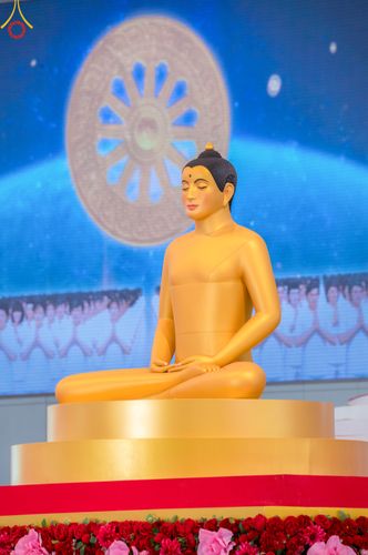 ภาพ No.83634:พิธีวางแผ่นจารึกชื่อและพิธีวางพวงมาลัยสักการะพระประธาน วันอาทิตย์ที่ 16 กรกฎาคม พ.ศ. 2566 ณ รัตนบัลลังก์ สภาธรรมกายสากล วัดพระธรรมกาย