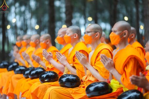 ภาพ No.69587:พิธีตักบาตรพระธรรมยาตราฯ ในโครงการธรรมยาตรากตัญญูบูชา มหาปูชนียาจารย์ พระมงคลเทพมุนี(สด จนฺทสโร) พระผู้ปราบมาร ปีที่ 11 ณ อนุสรณ์สถานลำดับที่ 1 สถานที่เกิดด้วยรูปกายเนื้อ อนุสรณ์สถานมหาวิหารพระมงคลเทพมุนี อ.สองพี่น้อง จ.สุพรรณบุรี